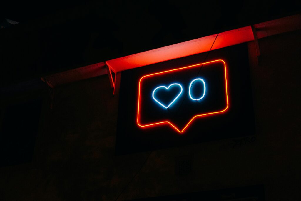 Neon sign of a social media like icon with zero likes, representing engagement challenges in Social Media Marketing Optimization